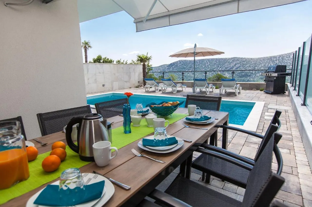 Villas De Shery 1 Antovo 0*,  크로아티아